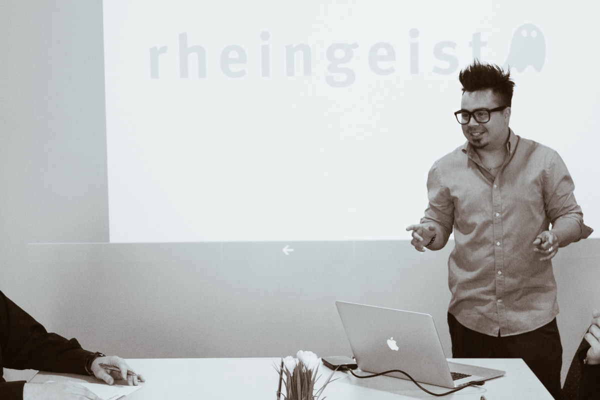 Alexander C. Schreiber bei einer Präsentation im Rheingeist Studio