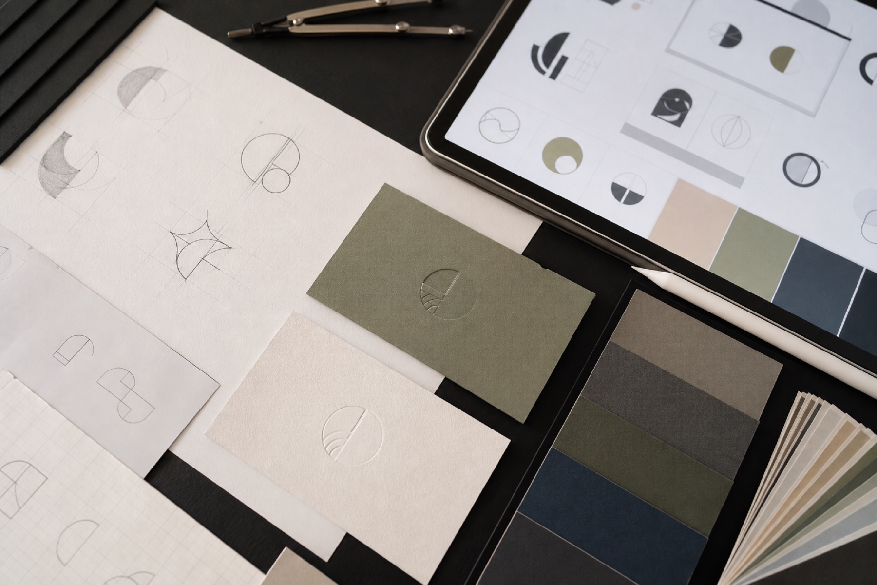 Logoentwicklung und visuelles Identitätssystem mit geometrischen Zeichen