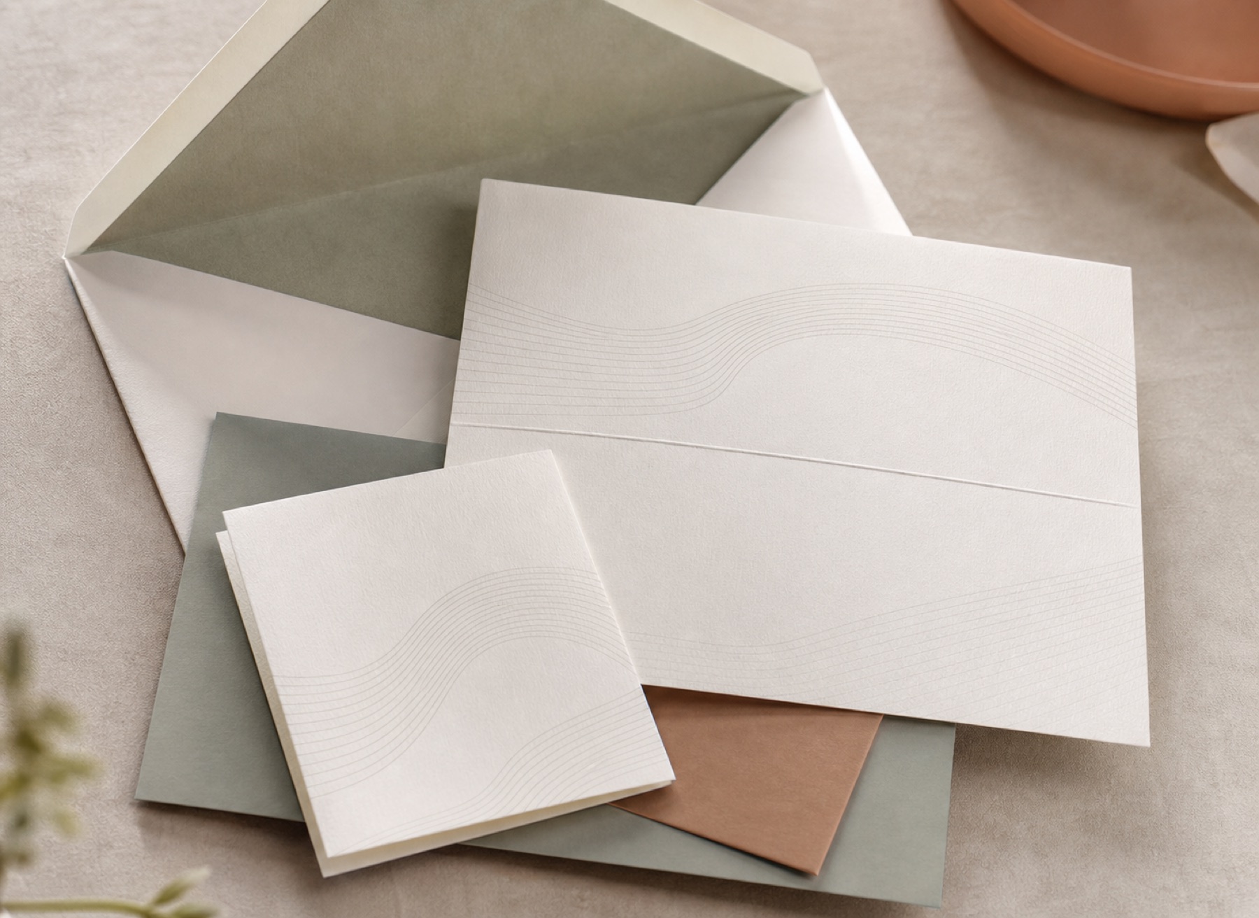 Mailing-Umschlag mit Anschreiben, Beilegern und Broschüre