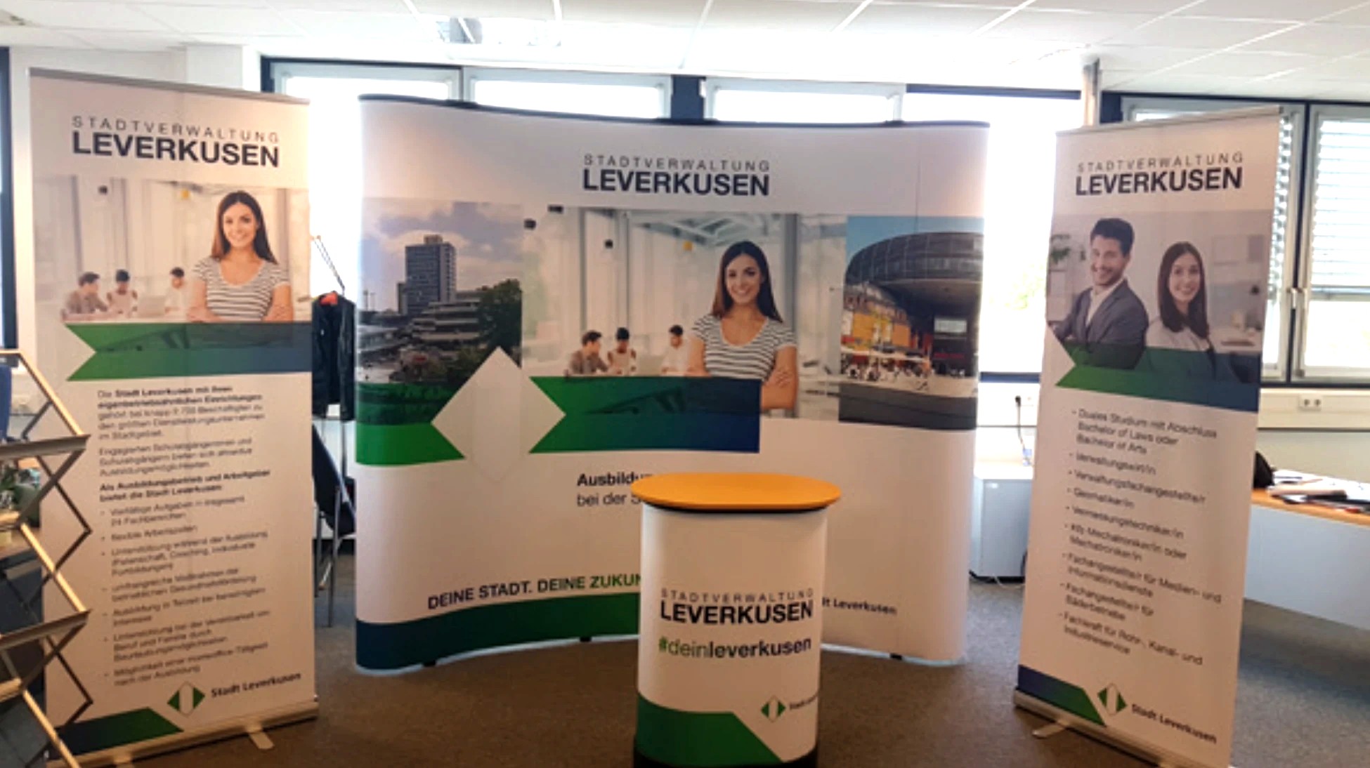 Messestand der Stadtverwaltung Leverkusen mit Roll-ups und Counter für die Ausbildungswerbung